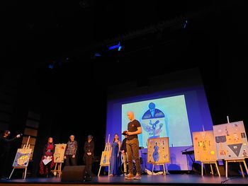 Modra ženska in rdeče srce