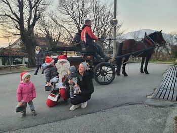 Božiček obdaroval otroke kar ob cesti v Žapuže Božiček obdaroval otroke kar ob cesti v Žapuže