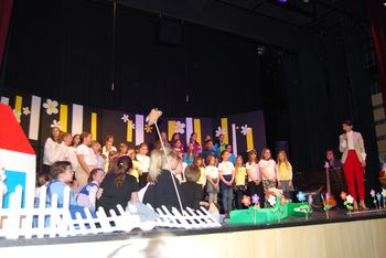 Večer pesmi in plesa