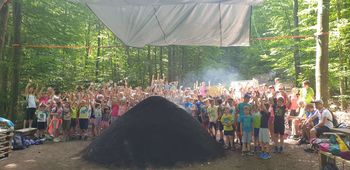 Učenci OŠ Col na oglarskem dnevu