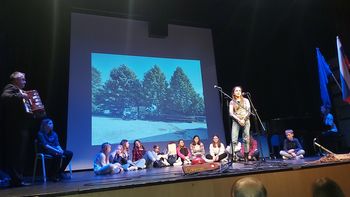 Z veselo pesmijo v praznično leto Z veselo pesmijo v praznično leto