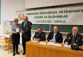 Spominska plaketa ZVVS za OŠ Draga Bajca Vipava Spominska plaketa ZVVS za OŠ Draga Bajca Vipava