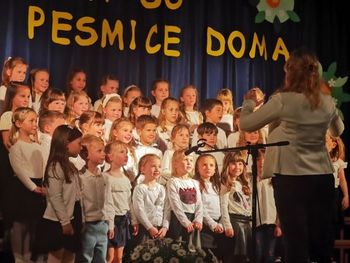 Otroški pevski zbor z Ribnika navdušil v Braniku