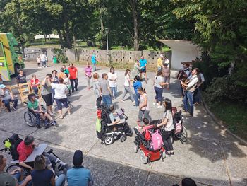 Knjigožur in Ne joči pevec