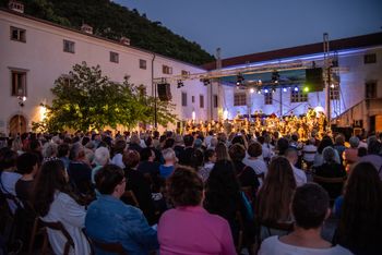 Kino pod zvezdami v glasbeni preobleki Kino pod zvezdami v glasbeni preobleki