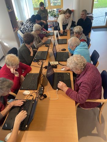 Uspešno zaključena izobraževanja za krepitev digitalnih kompetenc otrok, mladih in odraslih