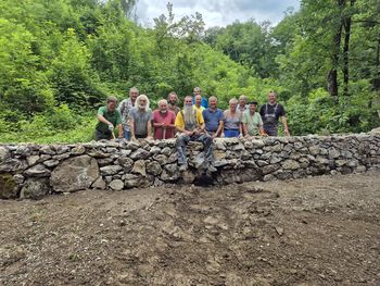 Ob Jezercu obnavljajo suhozide