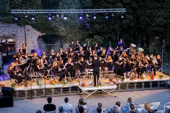 Pihalni orkester Burja: Glasbeno potovanje okoli sveta