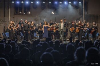 Poletna noč v atriju Lanthierijevega dvorca