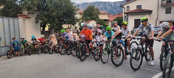 Kulturno-športni dogodek v Podragi navdušil otroke in odrasle Kulturno-športni dogodek v Podragi navdušil otroke in odrasle