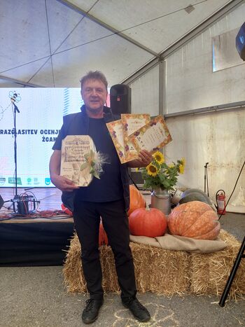 Prvak med sadnimi žganji Primorske 2025 je marelični destilat Darka Rose