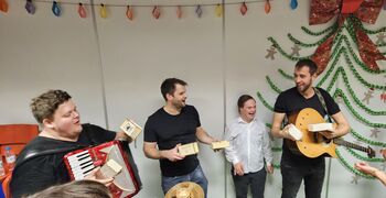 Ples s skupino Ne joči pevec Ples s skupino Ne joči pevec