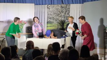 Planinci navdušili s premiero nove komedije 'Mojster za vse'