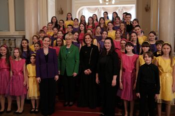 Mladinski pevski zbor OŠ Danila Lokarja Ajdovščina ob dnevu žena v Predsedniški palači