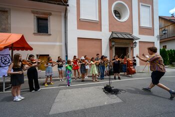 Folk - viže na osrednjem trgu v Vipavi