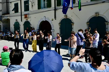 Turneja Hobi godalkanje po Glavnem trgu Vipava