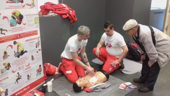 Bolničarji/prostovoljci so prikazovali temeljne postopke oživljanja