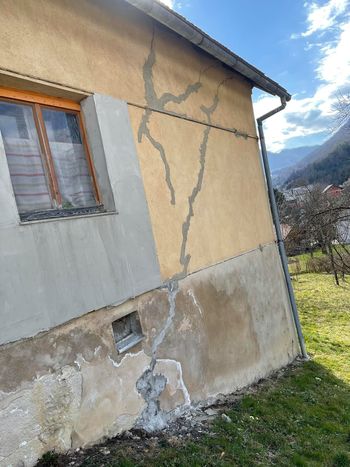 Hišo so zvezali z železnimi vrvmi