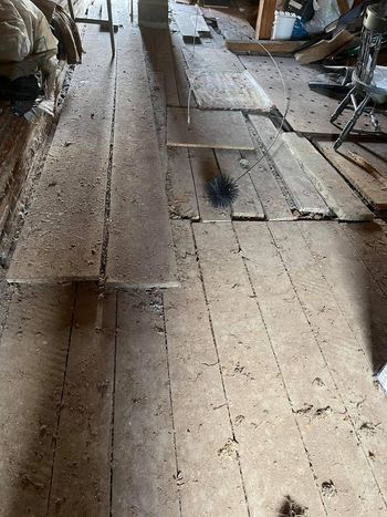 Hišo so zvezali z železnimi vrvmi Hišo so zvezali z železnimi vrvmi