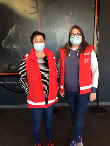 Bolničarji/prostovoljci in ostali prostovoljci sodelujejo pri cepljenju 