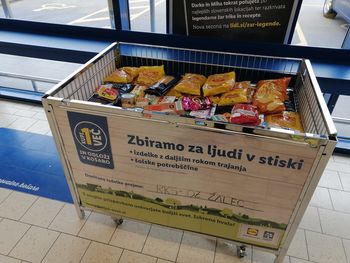 Za ljudi v stiski zbirajo šolske potrebščine in hrano z daljšim rokom trajanja 