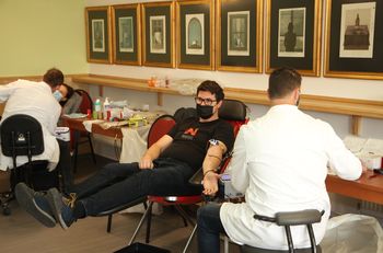 Krvodajalci darujejo kri tudi v koronačasu