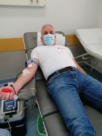 Kri je začel darovati med služenjem vojske