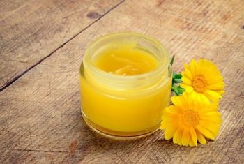 Marjeta Hrvatič: Delavnica izdelave ognjičevega mazila