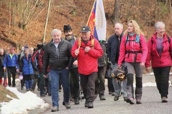 Po poti Cankarjeve matere kljub dežju