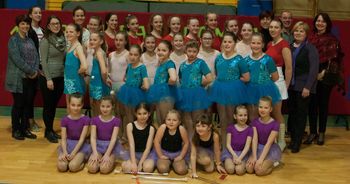 Skodelica kave v izvedbi mažoretk in tvirleric