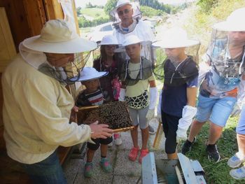 20 kilogramov medu iz šolskega čebelnjaka