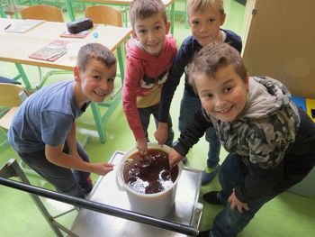 Šolski čebelarji pridelali 30 kilogramov medu