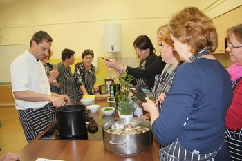 V medgeneracijski gospodinjski učilnici je dišalo