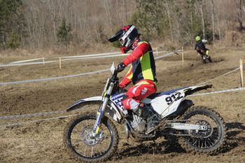 Objestnost z motorji na cestah in v naravi  