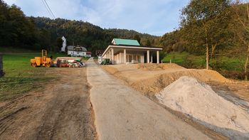 Dela na poslovilni vežici na Vrzdencu uspešno napredujejo