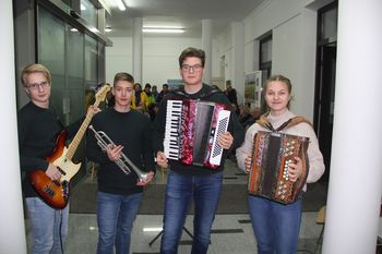 Utrinki poskrbeli za dobro glasbo in zabavo ob koncu leta