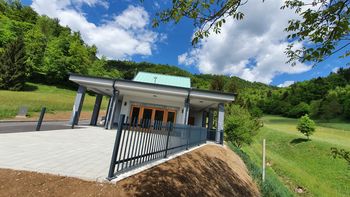 Poslovilna vežica Vrzdenec z urejeno okolico