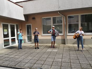 Glasbeniki poskrbeli za dobro voljo in veselje starostnikov