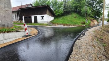 Nov asfaltiran odsek ceste na Koreni