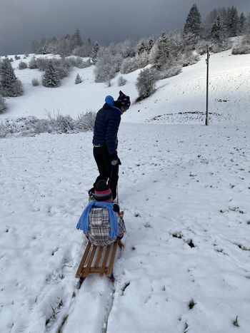 Sankanje in smučanje po zasneženih bregovih kot nekoč