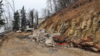 Urejanje opornih zidov ob cesti na Koreno