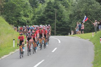 Tadej Pogačar premagoval horjulske klance ob glasnem navijanju navijaških skupin 