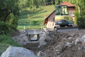 Rekonstrukciji propusta na cesti v Kajn dol tik pred zaključkom