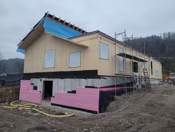 Gradnja prizidka je v fazi montiranja lesenega dela