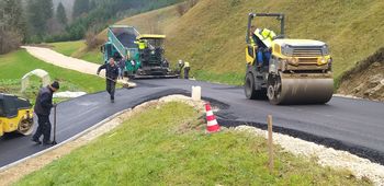 Asfaltiranje ceste v Mali vodi