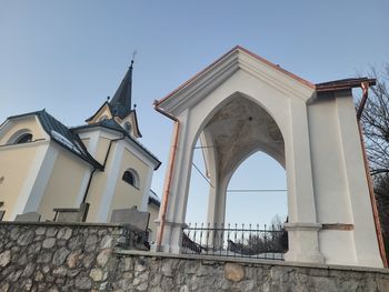 Grobnica na Lesnem Brdu že dobiva obrise končne podobe