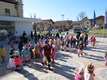 Pike Nogavičke, gusarji, klovni, princeske in tudi kakšna coprnica so tudi letos osvojili občinski trg