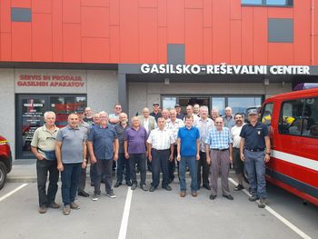 Horjulski gasilci veterani na obisku v Postojni
