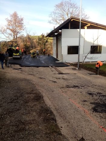 Nov asfalt pred Gasilskim domom na Koreni