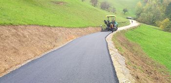 Urejanje in asfaltiranje več manjših cest po občini